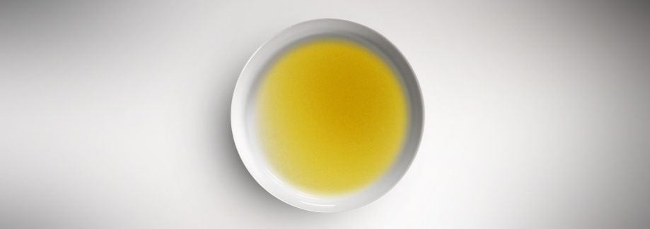 Apricot vinaigrette dressing with tiger nut and camelina oil