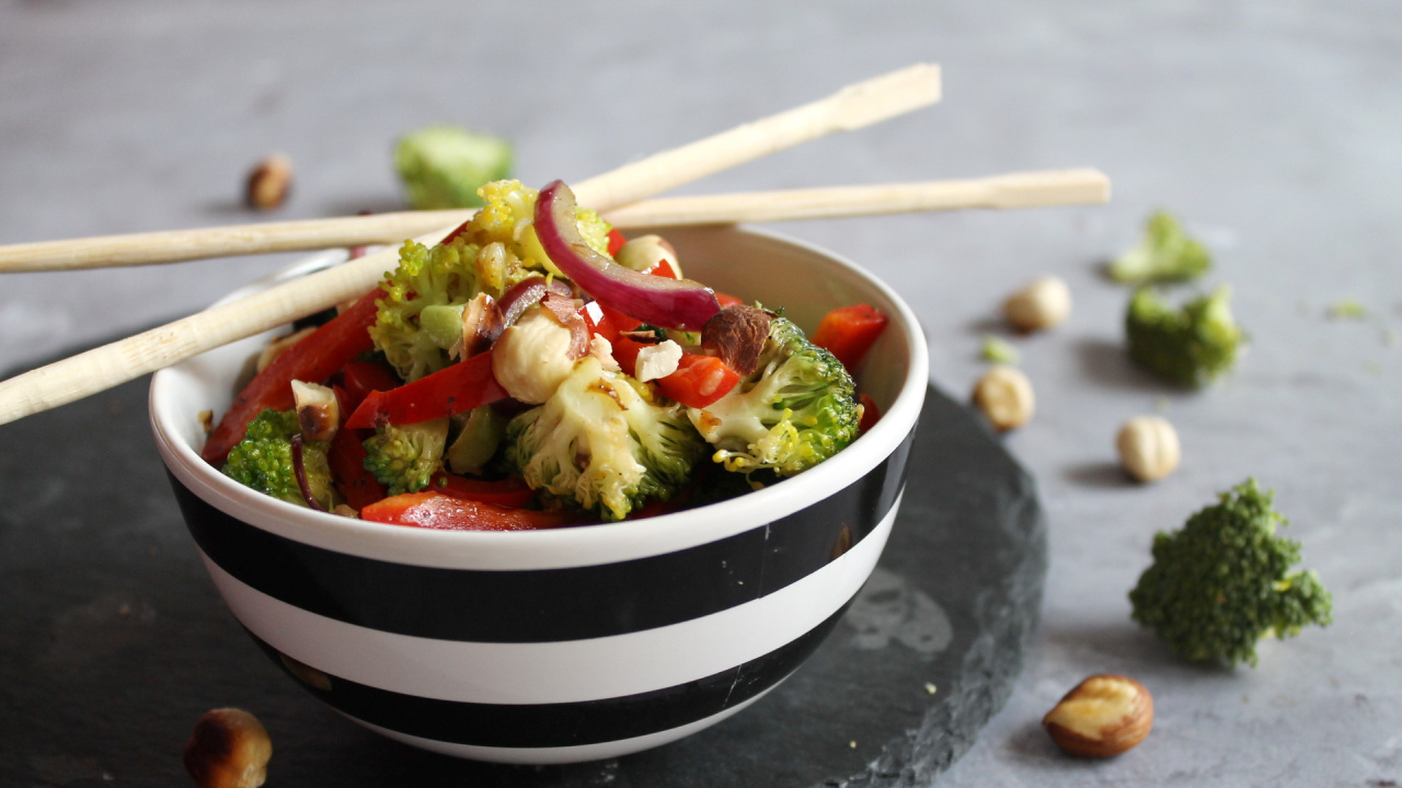 Hazelnut-broccoli in a wok recipe